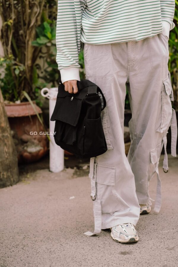 black laptop messenger bag